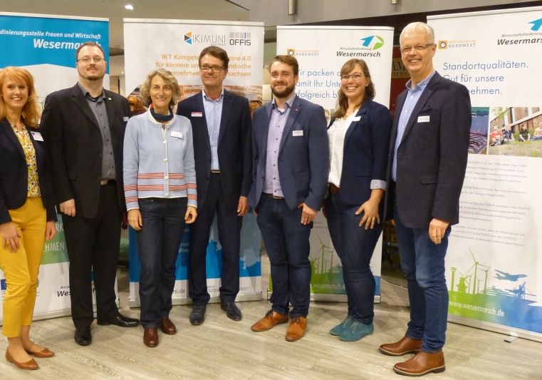 v.l.n.r. Monika Kretschmer/Demografieagentur Niedersachsen, Patrick Knocke/Institut Offis, Ingrid Marten/Wirtschaftsförderung Wesermarsch GmbH; Wilfried Clausen/Modehaus W; André Heinke/mit uns digital, Svea Staude und Helmut Uerlich/Zahnärzte Uerlich
