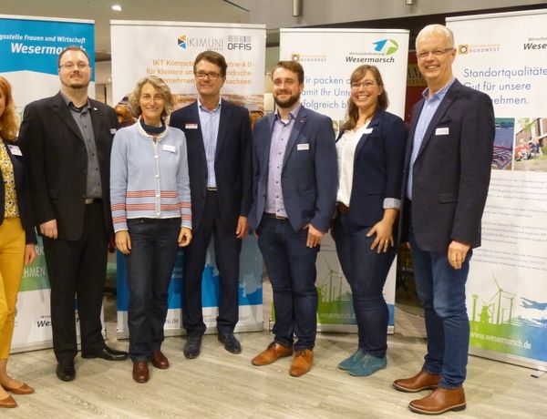 v.l.n.r. Monika Kretschmer/Demografieagentur Niedersachsen, Patrick Knocke/Institut Offis, Ingrid Marten/Wirtschaftsförderung Wesermarsch GmbH; Wilfried Clausen/Modehaus W; André Heinke/mit uns digital, Svea Staude und Helmut Uerlich/Zahnärzte Uerlich