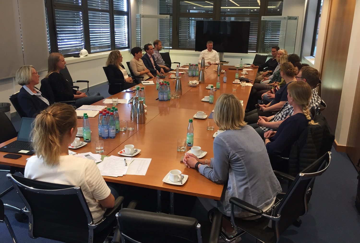 Ausbildungsleiter Helge Ziems-Gillerke berichtet über die Schul-AGs