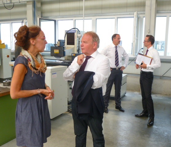 2.	Carolin Lange-Dwillies von der Wirtschaftsförderung im Gespräch mit Landrat Thomas Brückmann beim Rundgang durch die Produktion